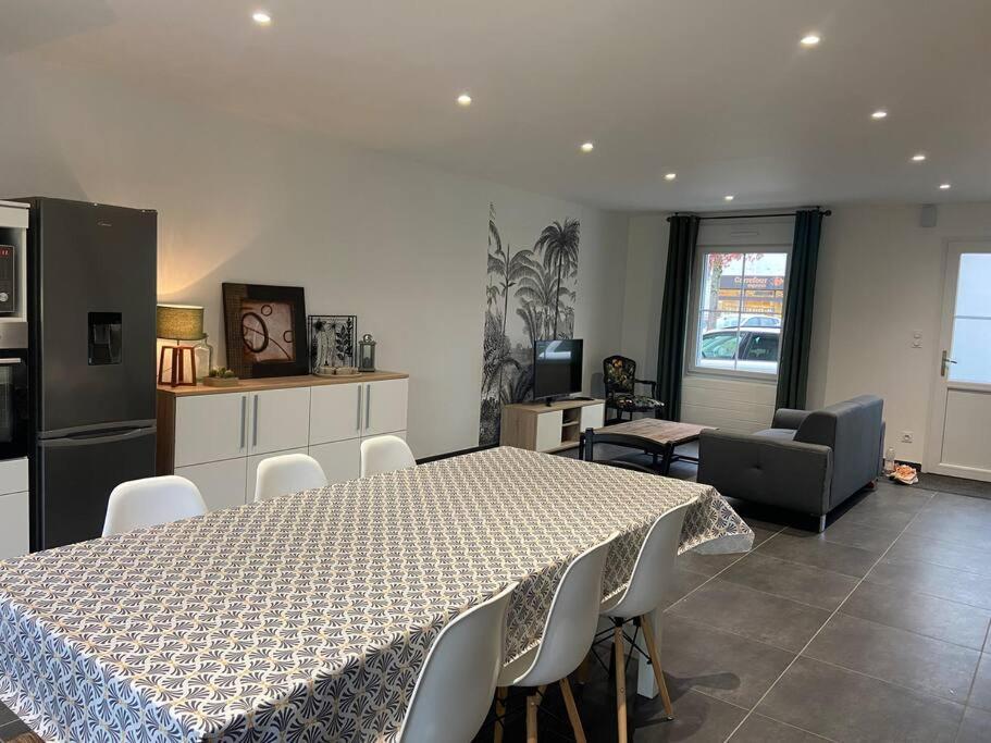 Les Prunelles Maison De Village De 4 A 8 Personnes Precigne ภายนอก รูปภาพ